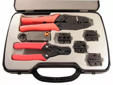 Jeu d'outils de sertissage pour connecteurs coaxiaux