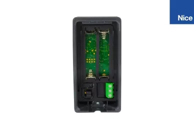 Screw terminal, jumper, place for batteries: