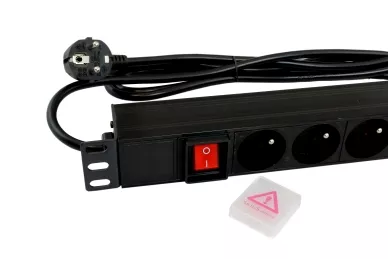 Steckdosenleiste für 19''-Rack - 8 Steckdosen mit einem Schalter