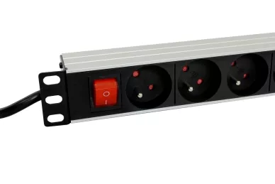 Steckdosenleiste für 19''-Rack - 9 Steckdosen mit Schalter