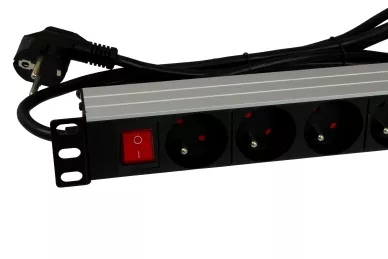 Steckdosenleiste für 19''-Rack - 9 Steckdosen mit Schalter