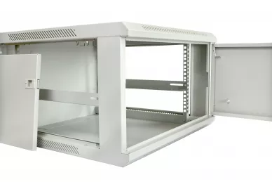 Szafa RACK 19'' 6U 600mm po zdjęciu paneli bocznych