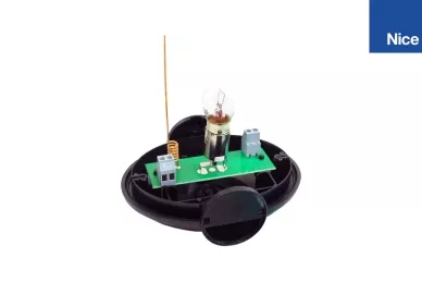 Wnętrze lampy, antena, żarówka, zaciski przyłączeniowe: